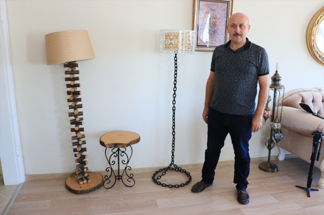 Atık malzemeler gazi İrfan Öztürk'ün elinde şekilleniyor